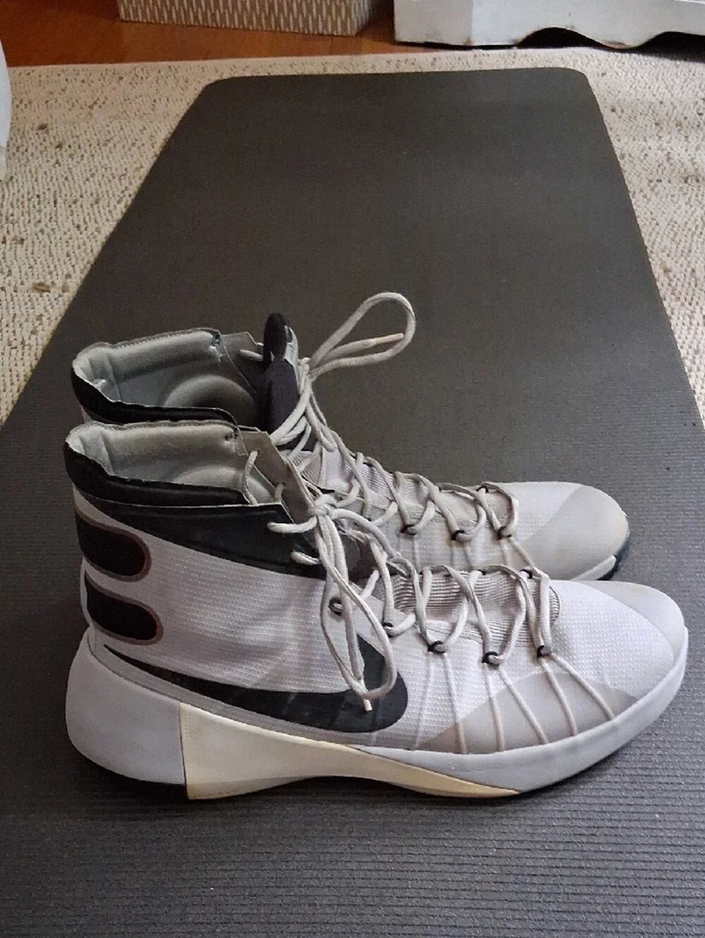 Nike Men's Light Grey and Black 2015 HYPERDUNK BASKET High-Top Athletic Sneakers